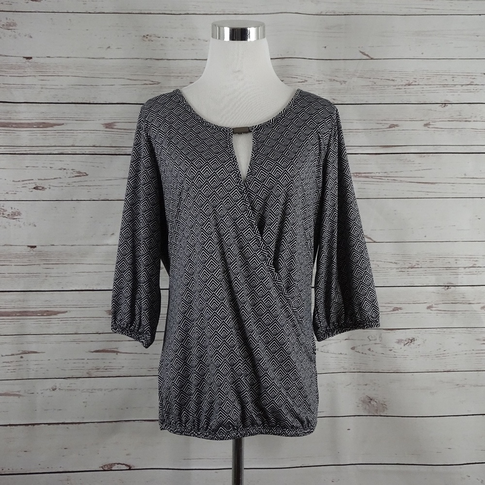💎 ROBERT LOUIS Geo Print Surplice Blouse
